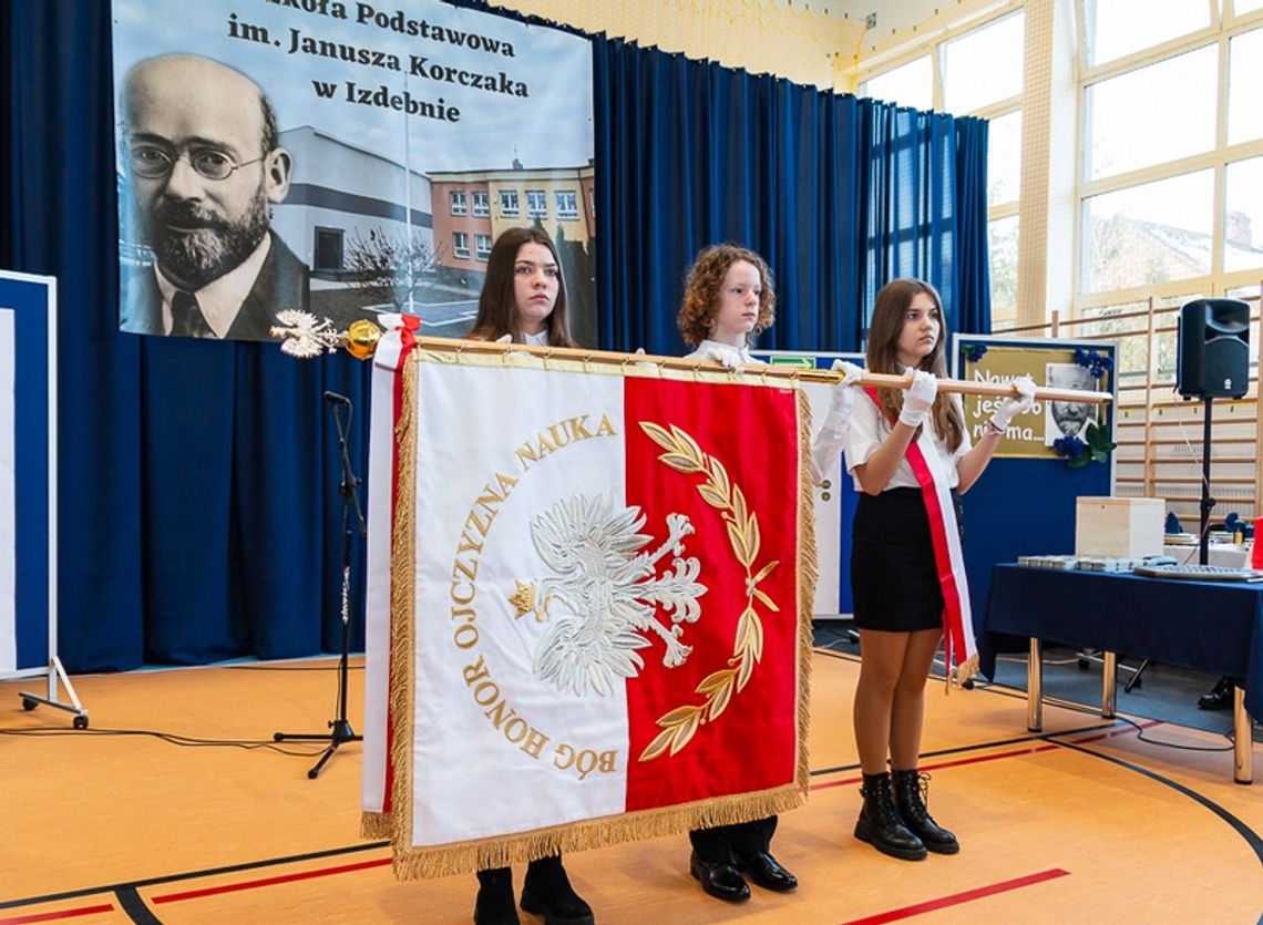 Szkoła w Izdebnie z patronem i halą