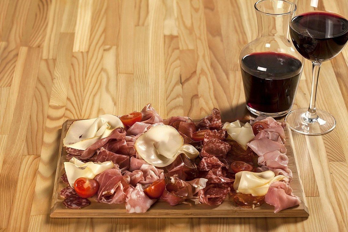 Szynki włoskie w karcie restauracji: prosciutto crudo, cotto czy mortadela?