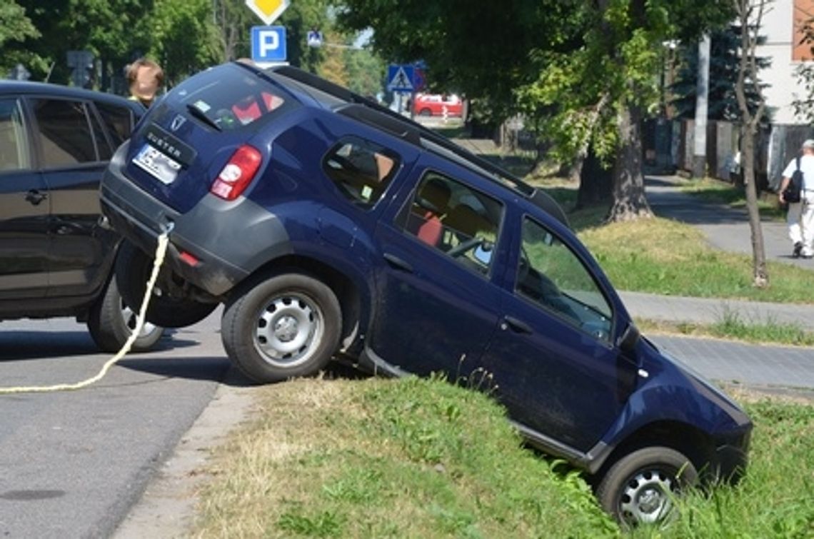 Terenówka zsunęła się do rowu