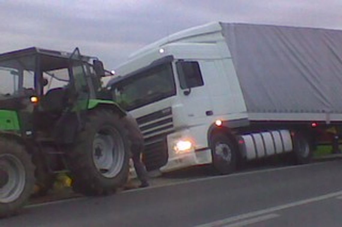 Tir blokował ?76?. Z pomocą przyszedł rolnik