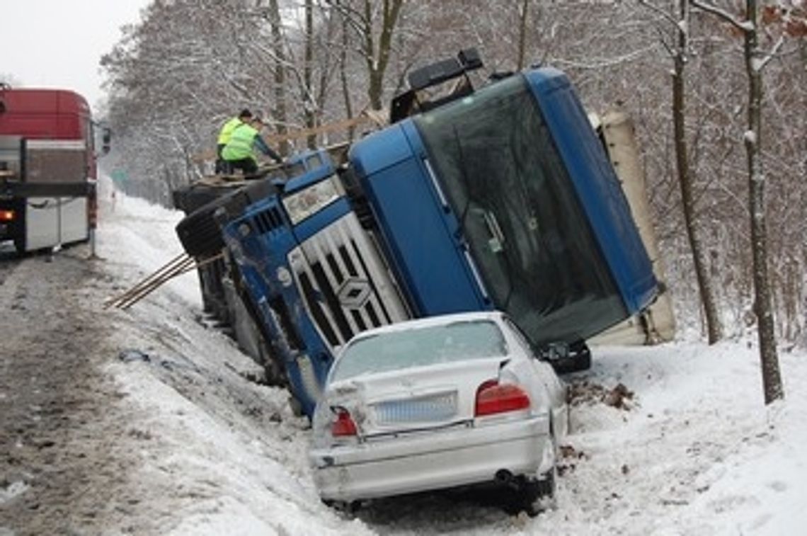 Tir i osobówka w rowie na 17