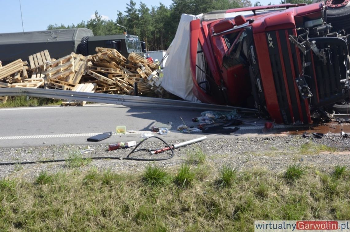 Tir przygniótł osobówkę. S17 zablokowana