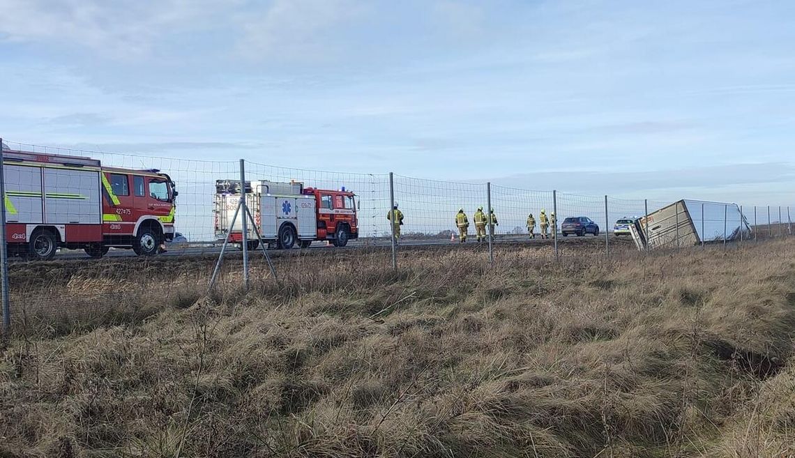 Tir w rowie na S17. Kierowca wylał na siebie kawę