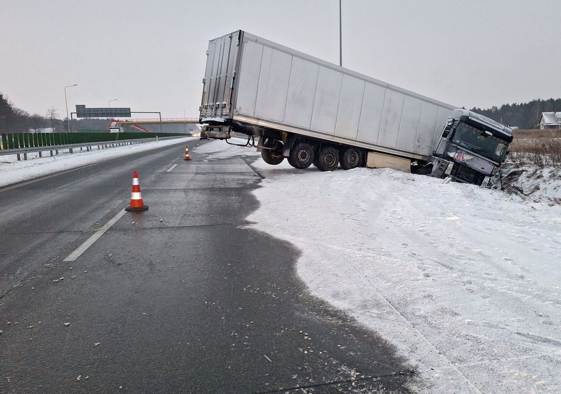 Tir w rowie na S17. Są utrudnienia