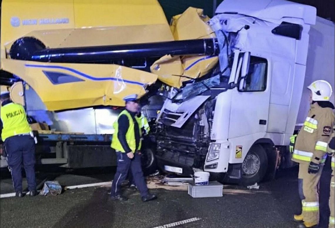 Tir wjechał w ciężarówkę przewożącą maszynę rolniczą Tir wjechał w ciężarówkę przewożącą maszynę rolniczą