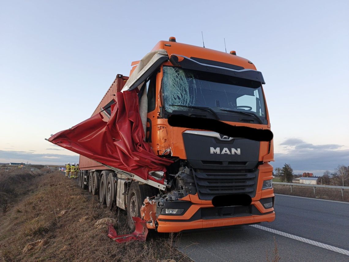 Tir zahaczył o busa na S17