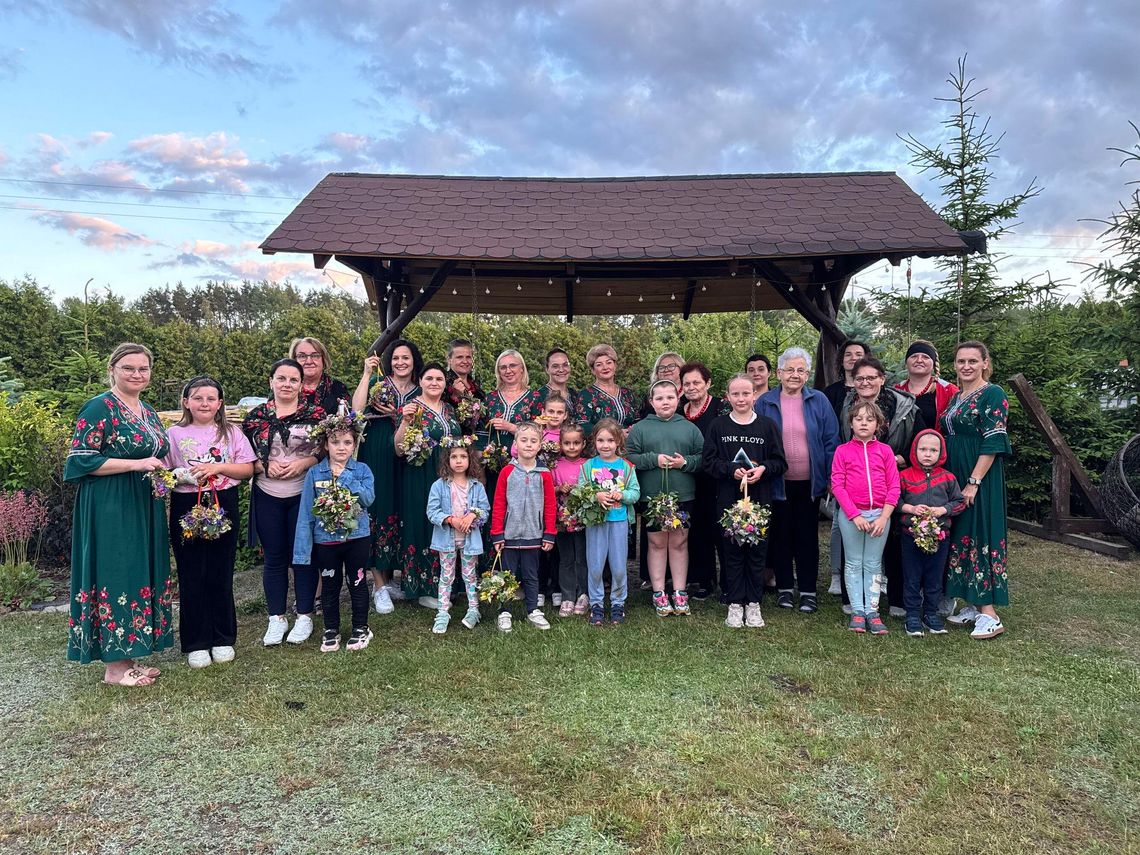 Tradycja rozkwita, gdy się nią dzielimy – urzekające warsztaty wyplatania wianuszków w Jaźwinach