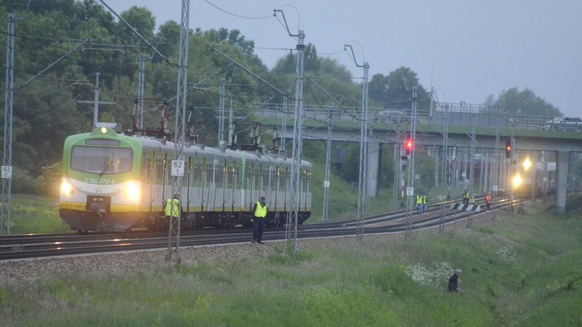 Pociąg potrącił 26-latkę, która leżała na torach