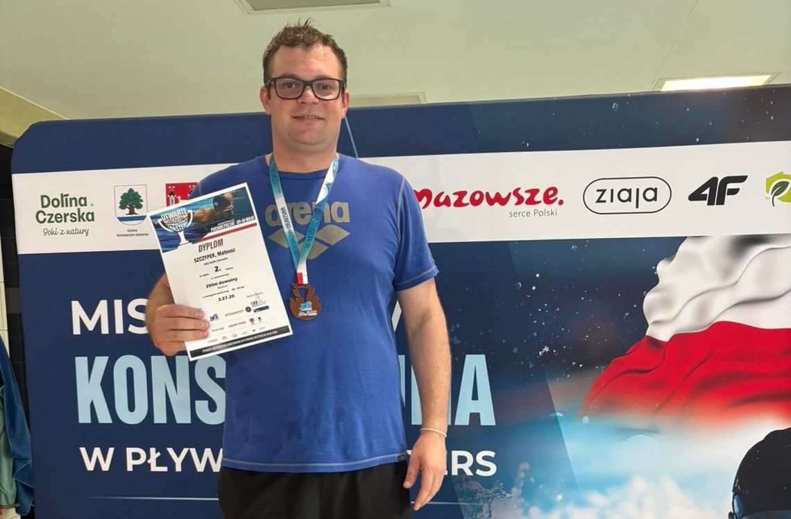 Trener Delfina Garwolin z medalami na zawodach w Konstancinie