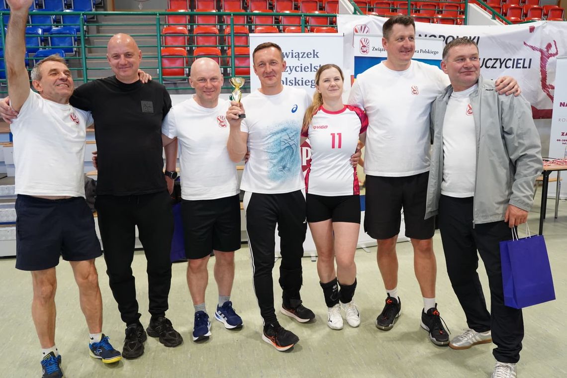 Trzecie miejsce dla nauczycieli-siatkarzy z Garwolina