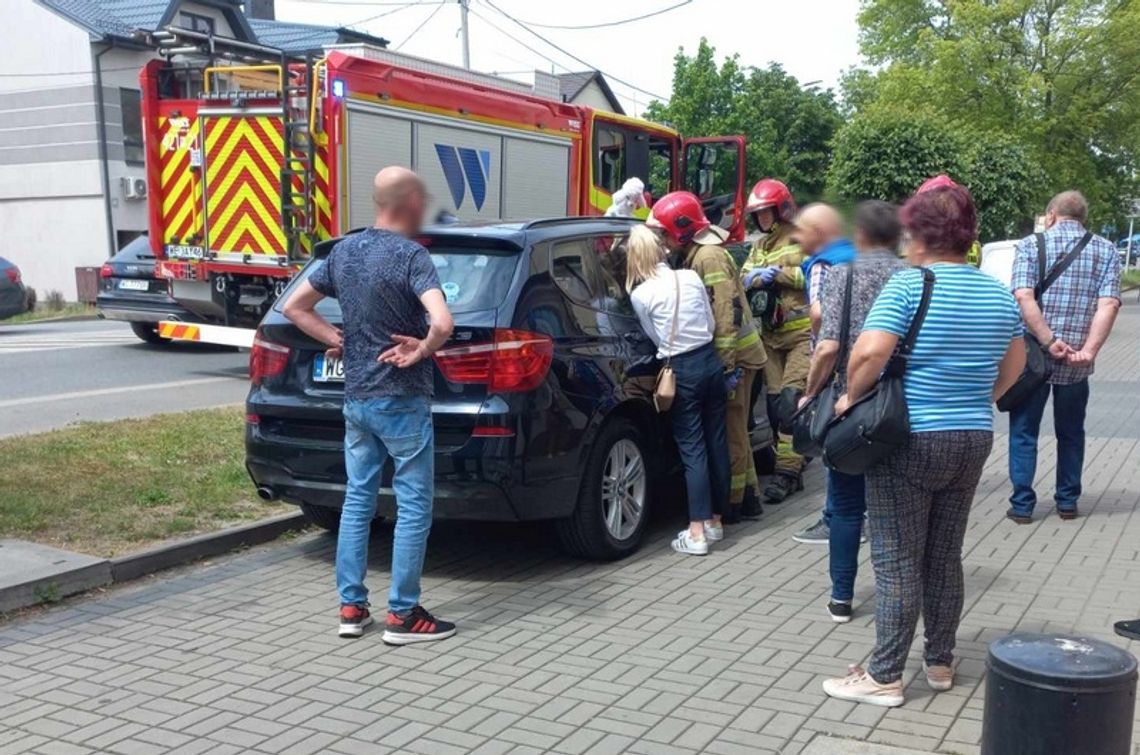 Trzylatek zatrzaśnięty w samochodzie