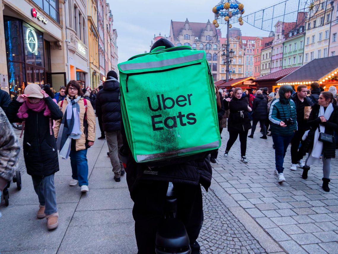Uber Eats w Polsce — praca kuriera przez partnera, wymagania i zarobki
