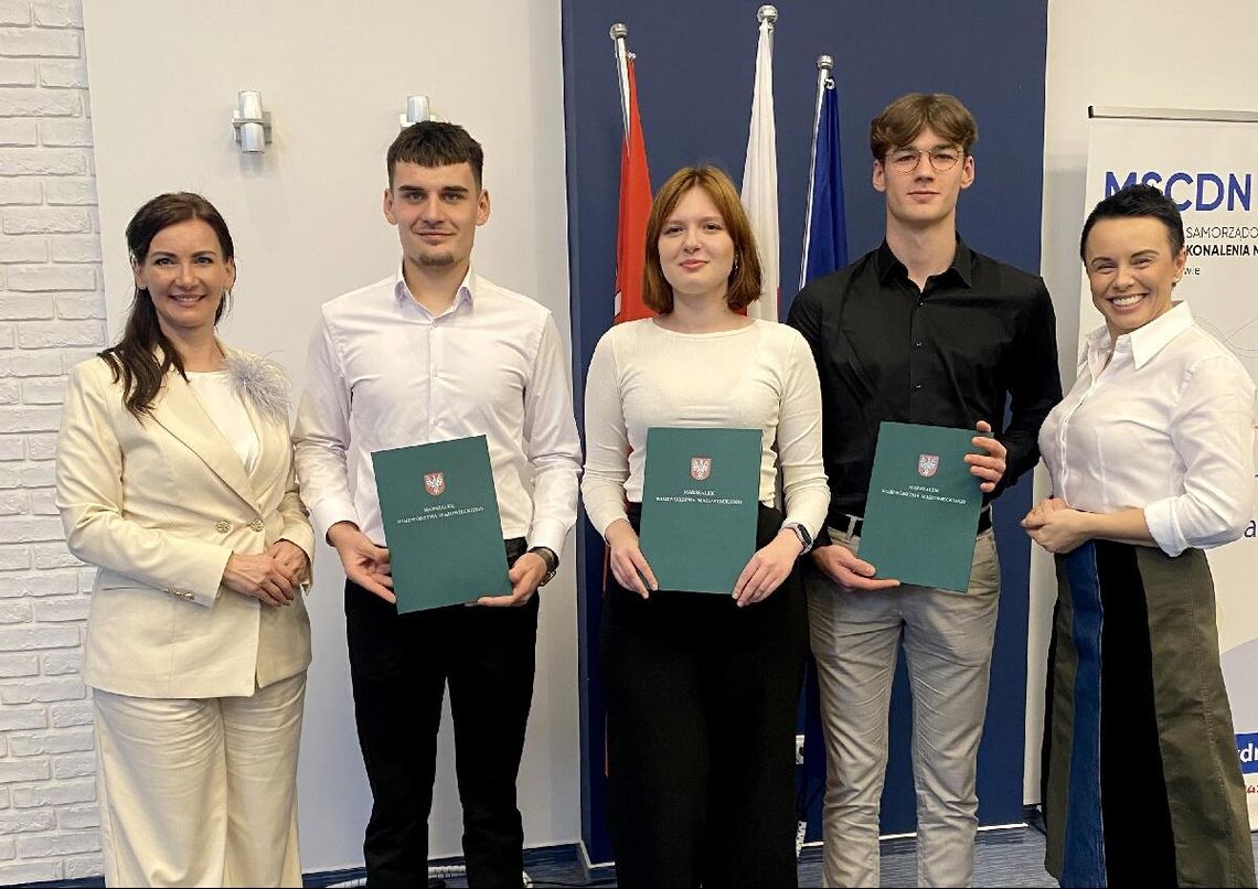 Uczniowie Dwójki z Nagrodą Marszałka Województwa Mazowieckiego Uczniowie Dwójki z Nagrodą Marszałka Województwa Mazowieckiego