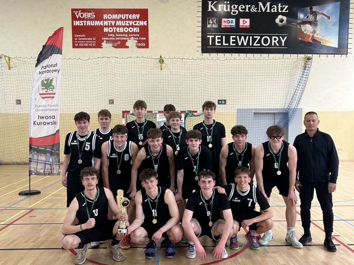 Uczniowie LO Garwolin najlepsi pod koszem