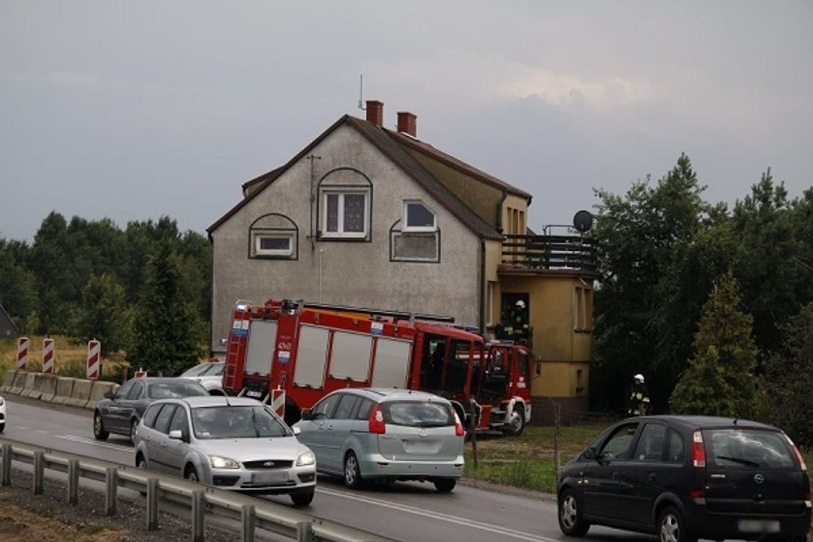 Uderzenie pioruna i zerwany dach - bilnas po burzach