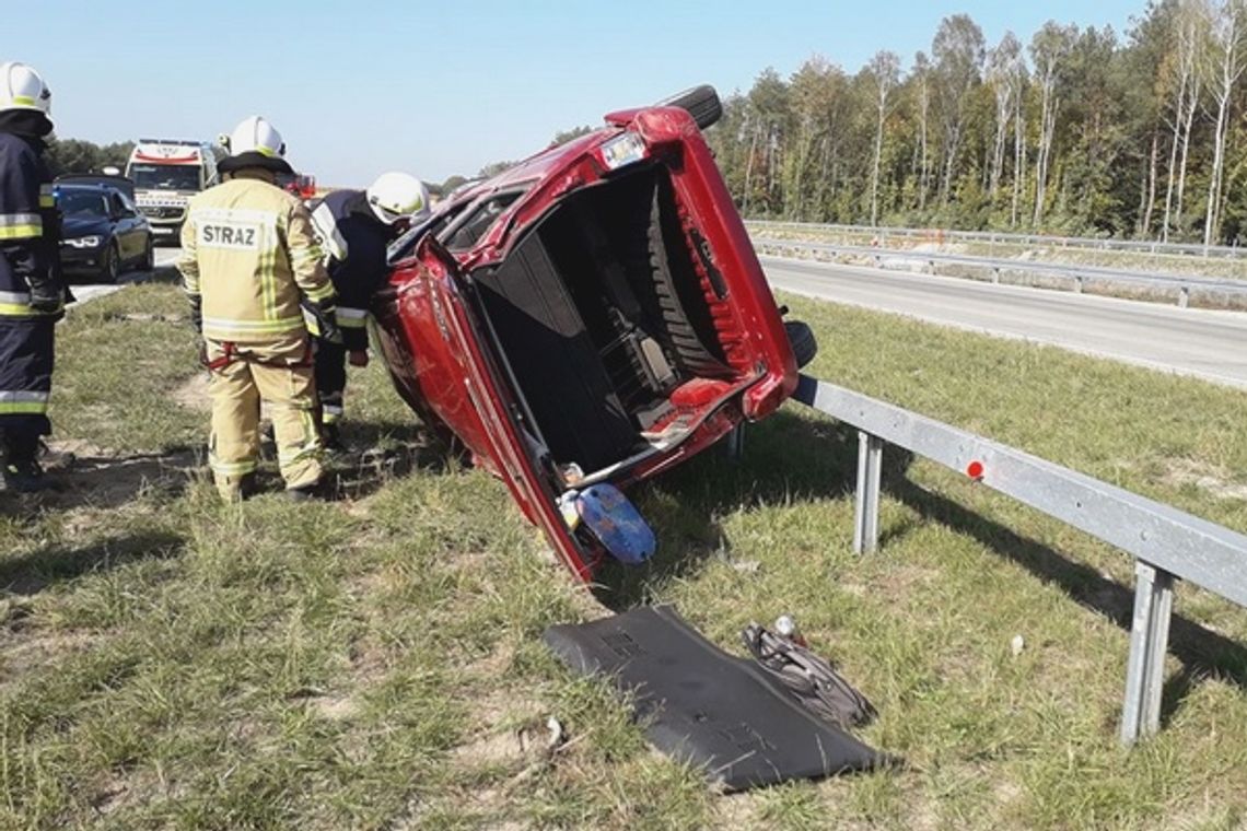 Uderzył w bariery ochronne na S17