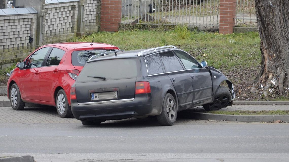 Uderzył w drzewo i toyotę przy cmentarzu