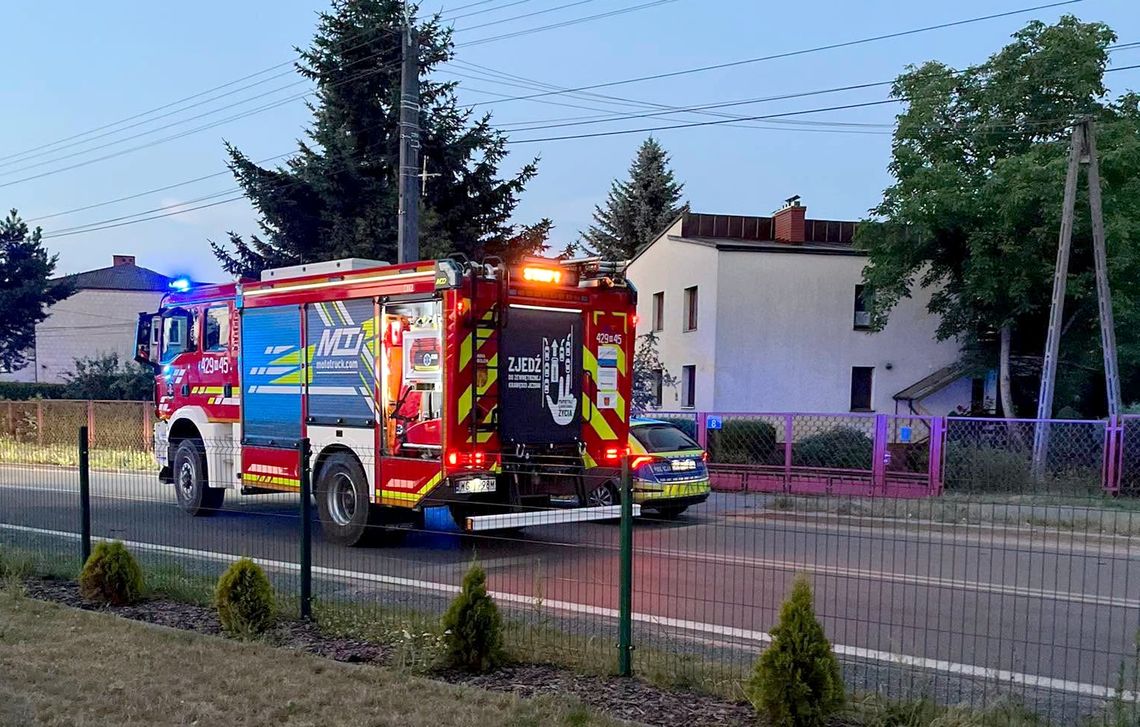 Uderzył w drzewo, porzucił auto i zniknął