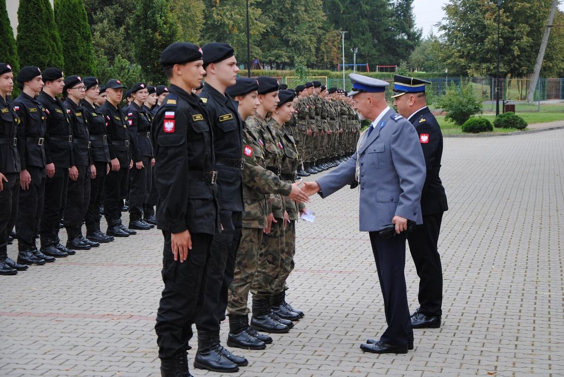 Uroczystość nadania awansów w liceum w Żelechowie