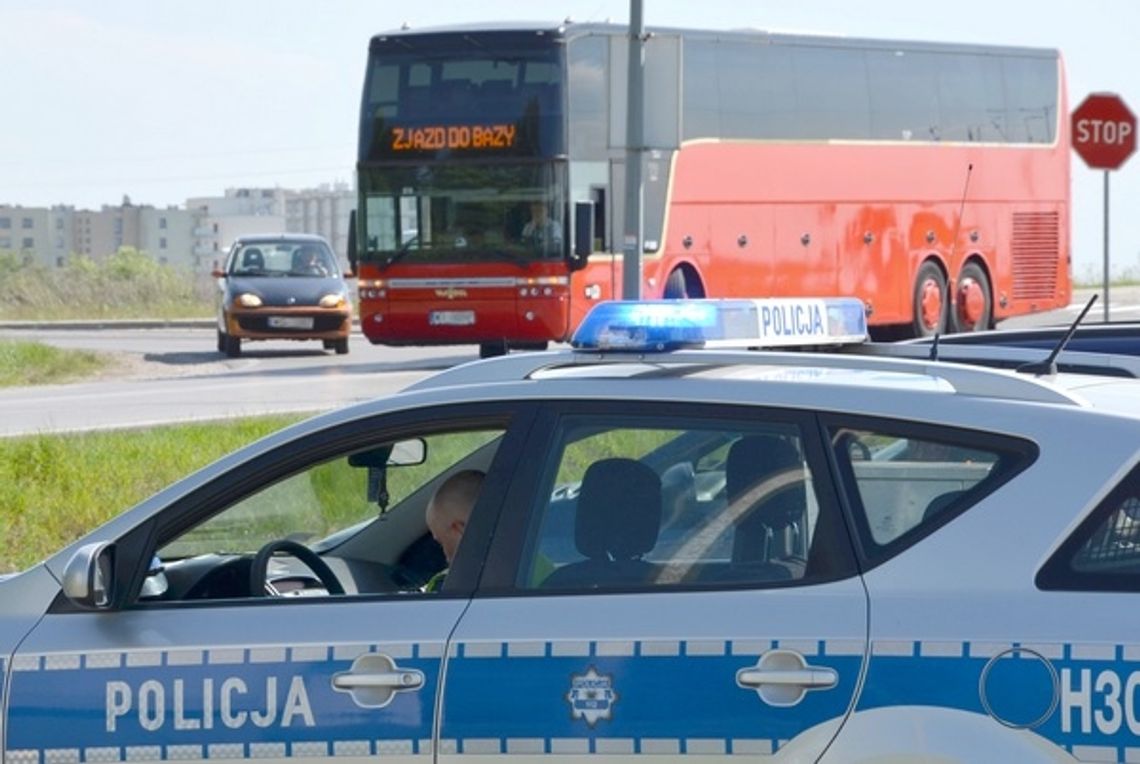 Uszkodzony autokar i kolizja przy Shellu