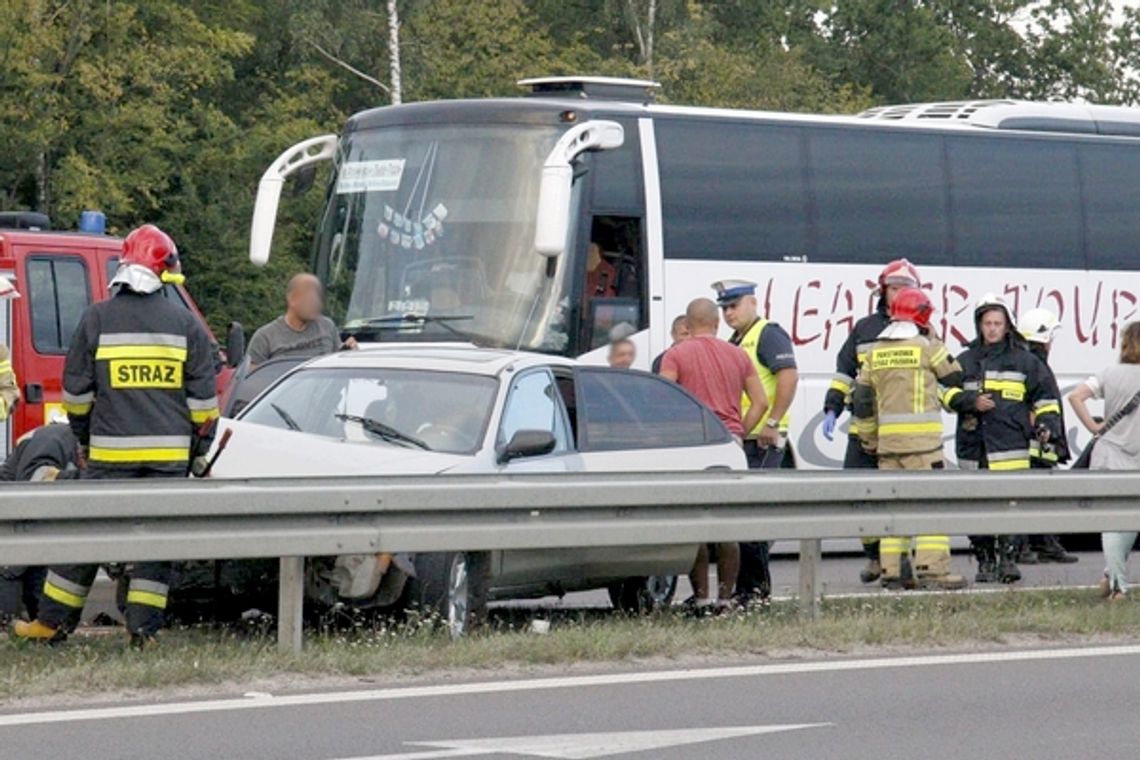 W autobus, później w bariery