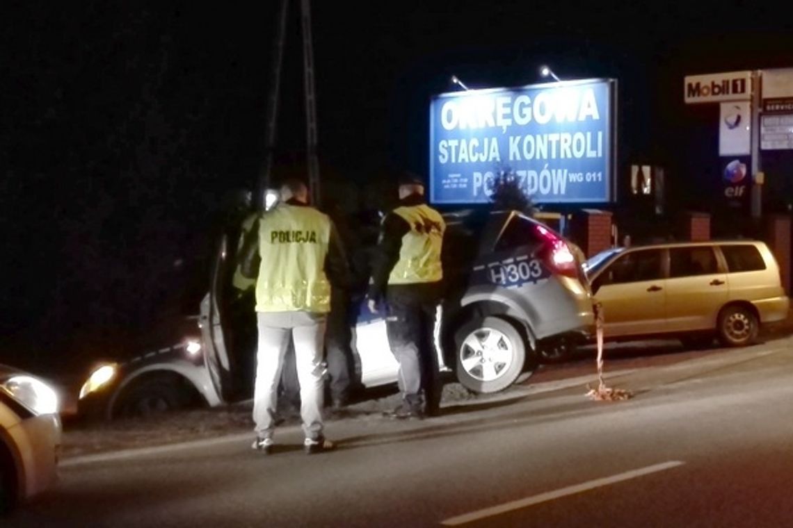 W pościgu za pijanym uszkodzili zderzak