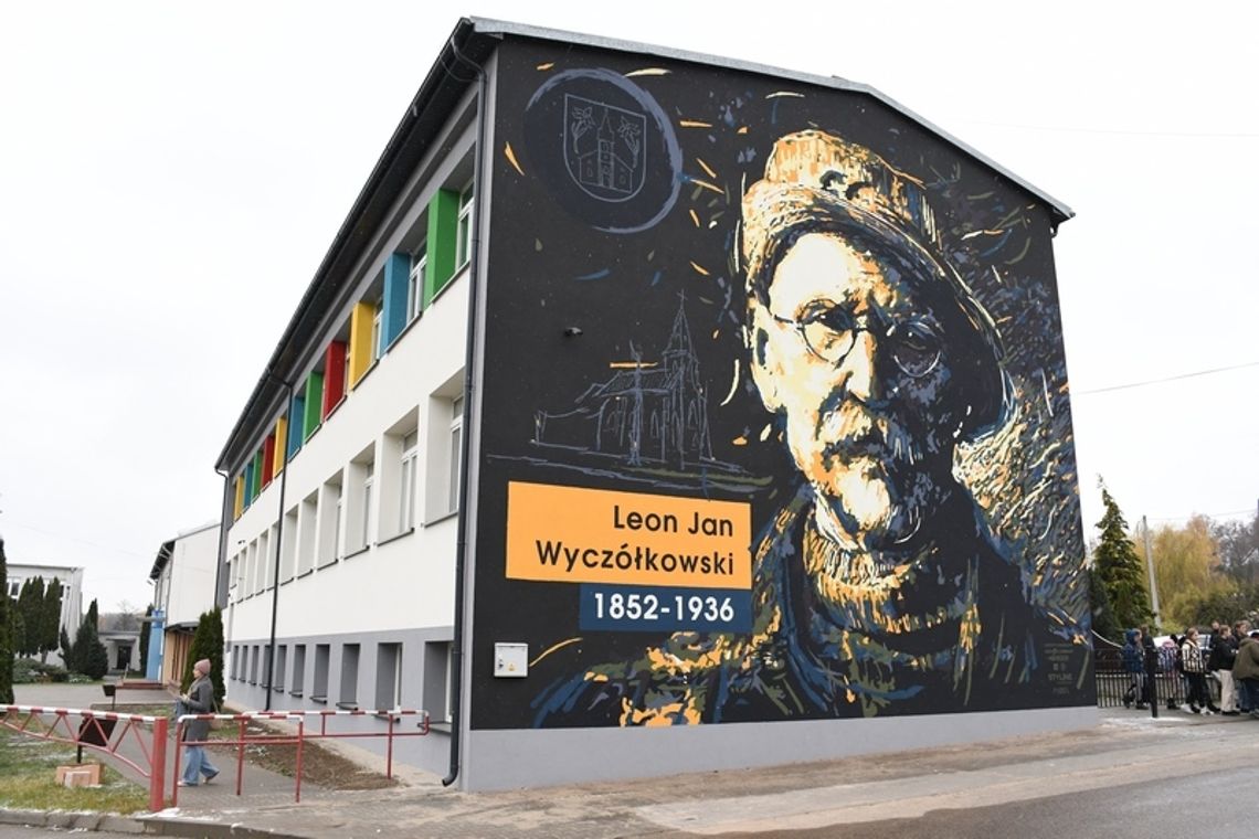 W szkole cieplej, na ścianie mural