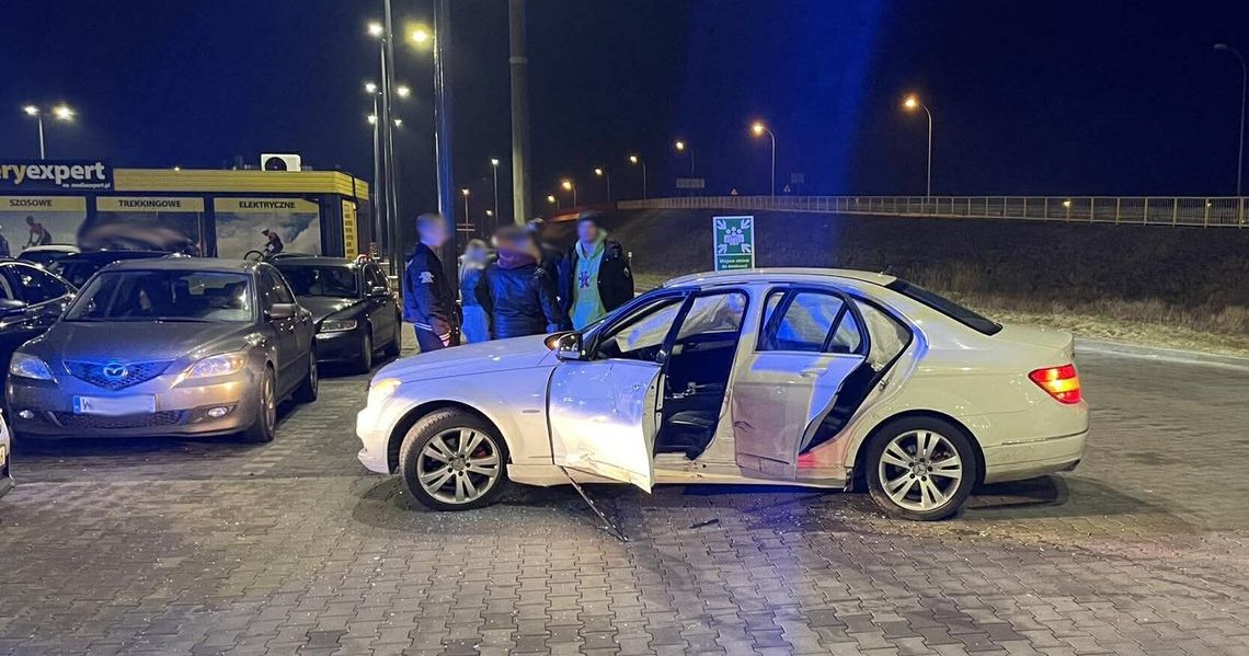W trakcie wyprzedzania uderzył w mercedesa