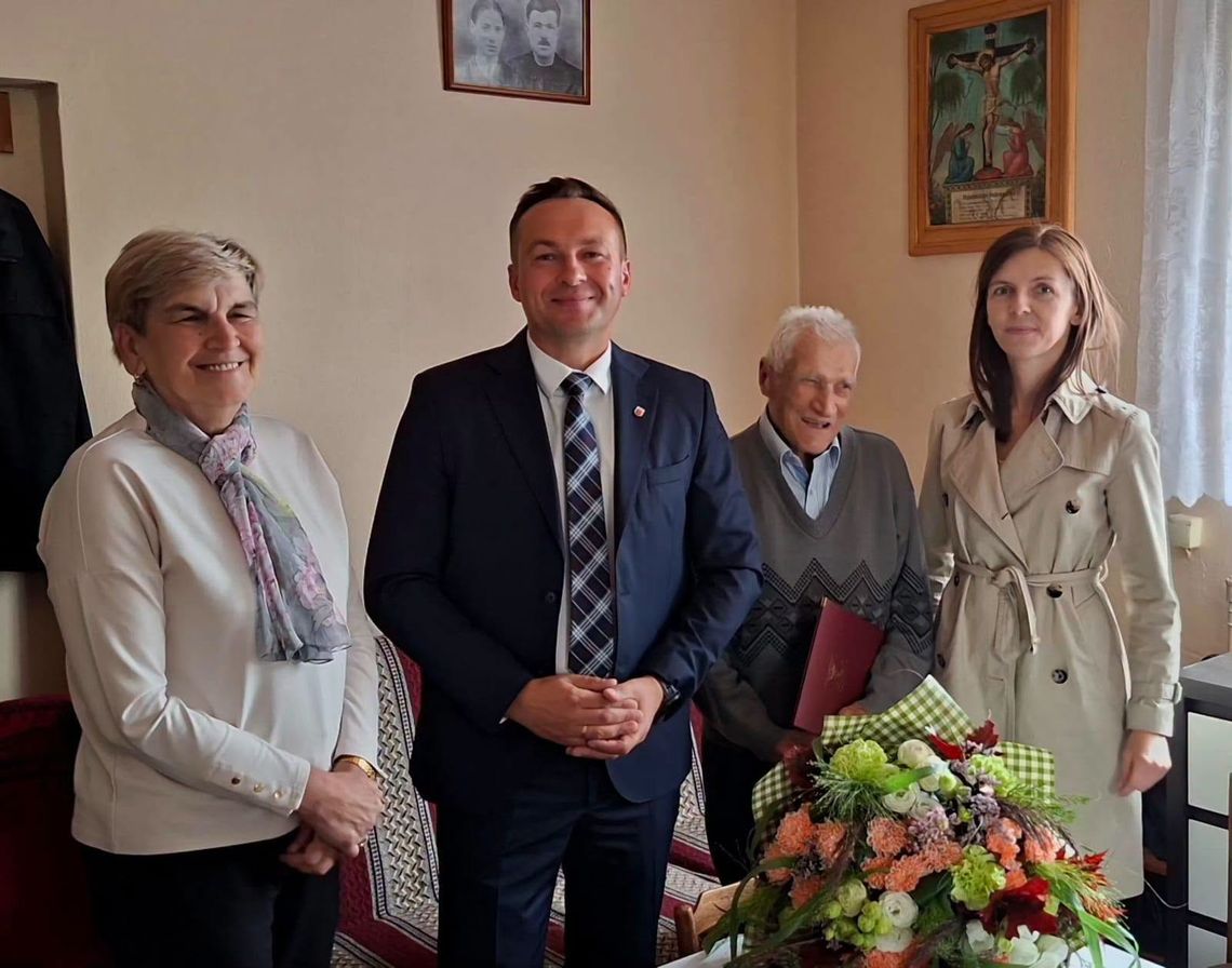 Wacław Balcerzak z Krasek Dolnych skończył 101 lat. To najstarszy mieszkaniec gminy Maciejowice Wacław Balcerzak z Krasek Dolnych skończył 101 lat. To najstarszy mieszkaniec gminy Maciejowice