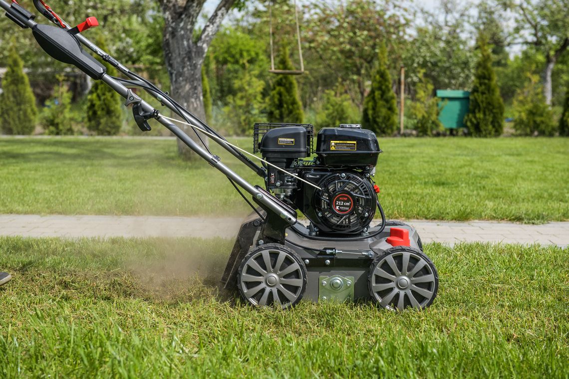 Wertykulacja i aeracja trawnika – dlaczego są tak ważne?