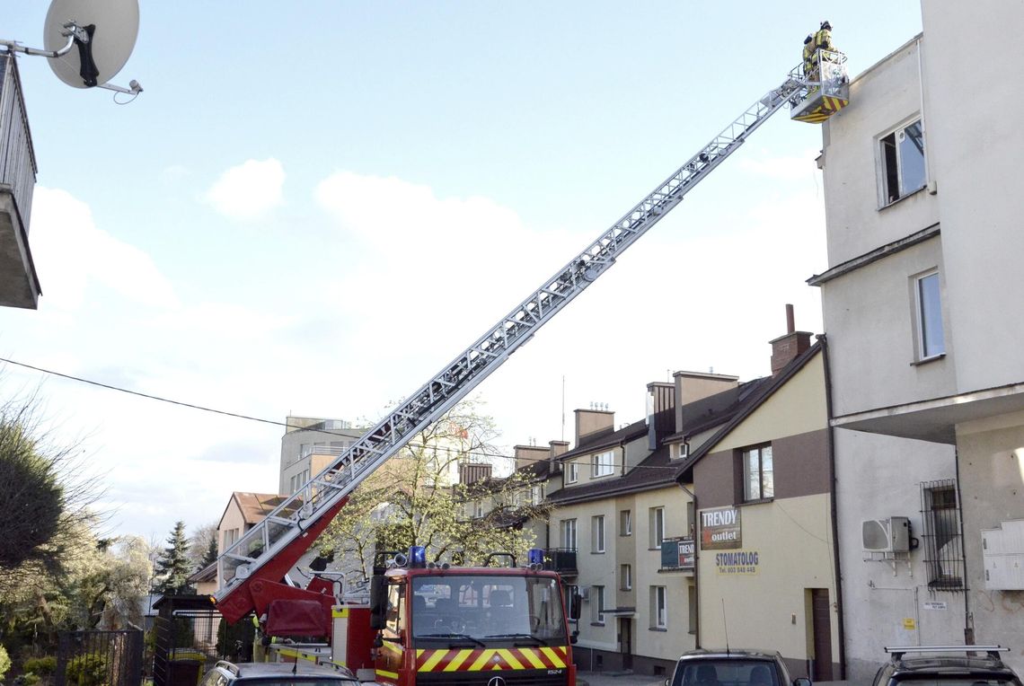 Wiatr nie odpuszcza. Nadal powala drzewa i zrywa dachy [wideo]