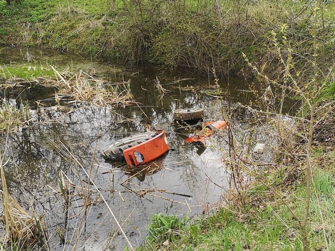 Wjechał ciągnikiem do stawu. Nie przeżył