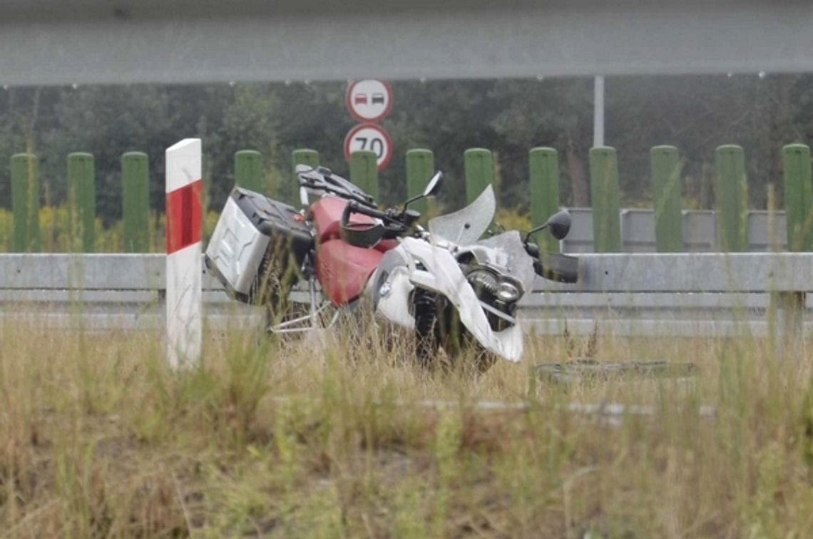 Wjechał motocyklem w barierki na S17