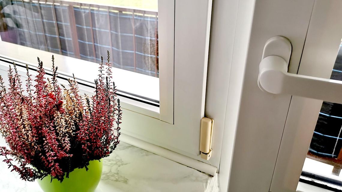 Włamanie do mieszkania na Romanówce. Sprawcy wyważyli drzwi balkonowe