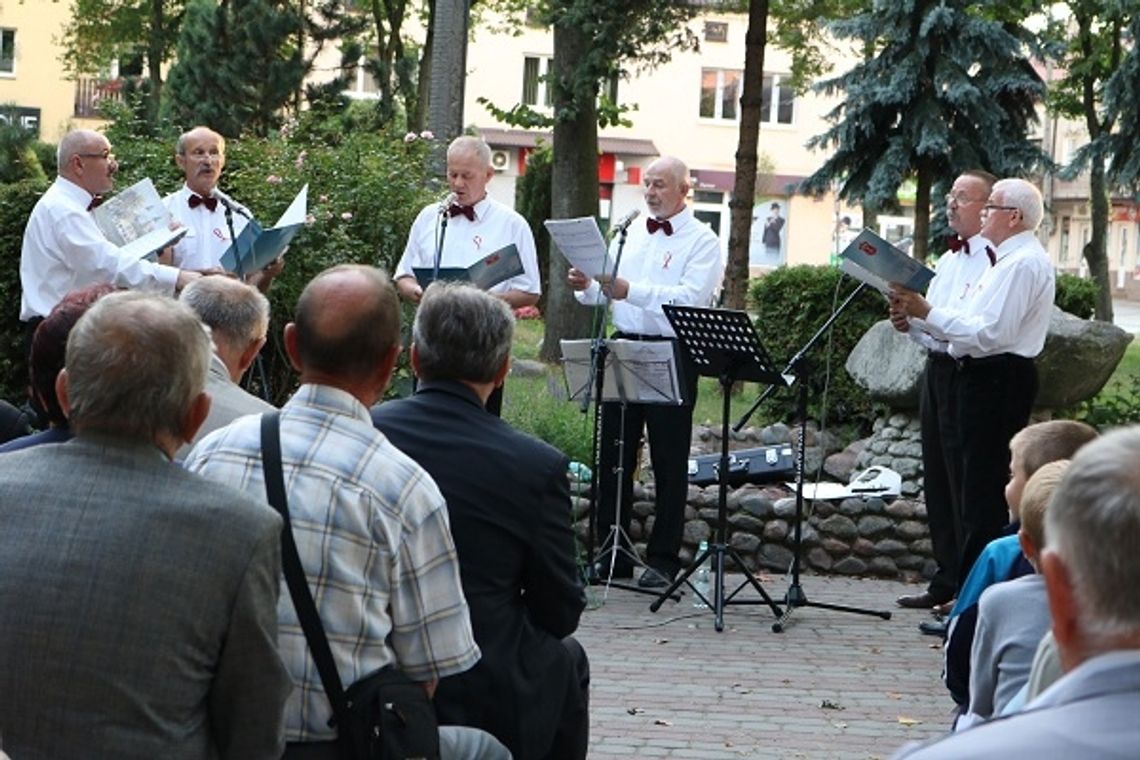 Wspólne śpiewanie w centrum Garwolina