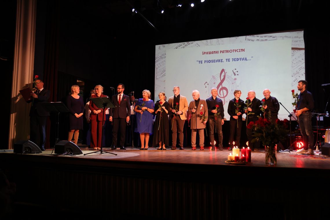 Wspólnie zaśpiewali z okazji Narodowego Święta Niepodległości Wspólnie zaśpiewali z okazji Narodowego Święta Niepodległości