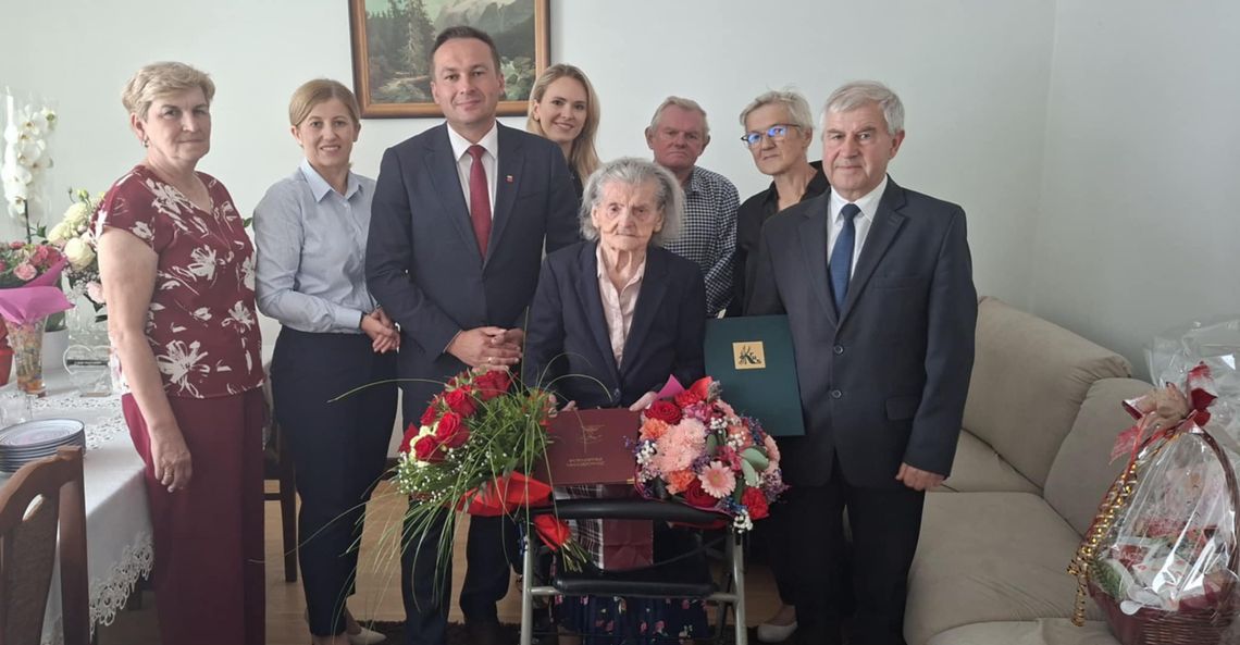 Wyjątkowy jubileusz w gminie Maciejowice – Helena Majek świętowała 100. urodziny Wyjątkowy jubileusz w gminie Maciejowice – Helena Majek świętowała 100. urodziny