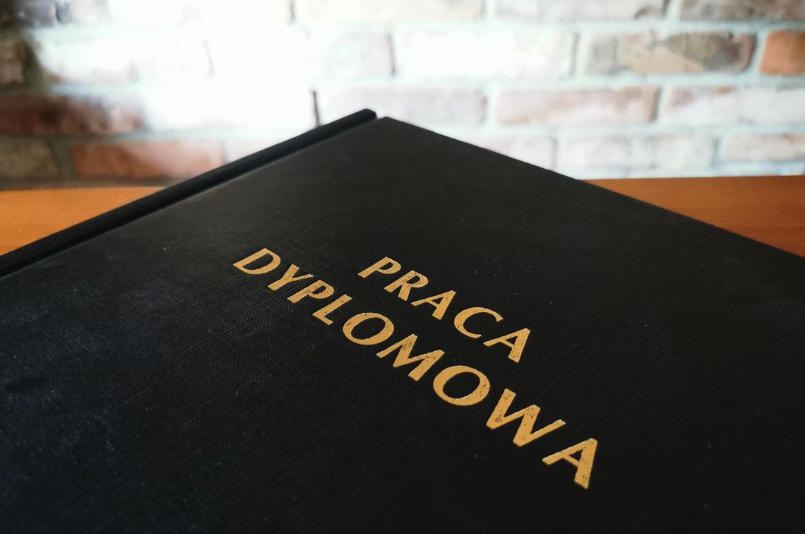 Wyłudzali dyplomy uczelni wyższych. Prokuratura postawiła zarzuty 78 osobom