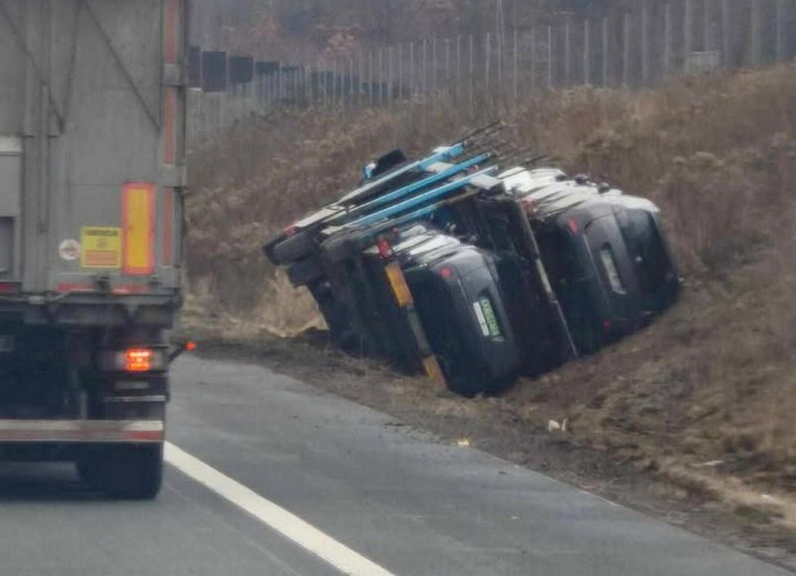 Wypadek na S17 w gm. Pilawa. Lora z autami na boku