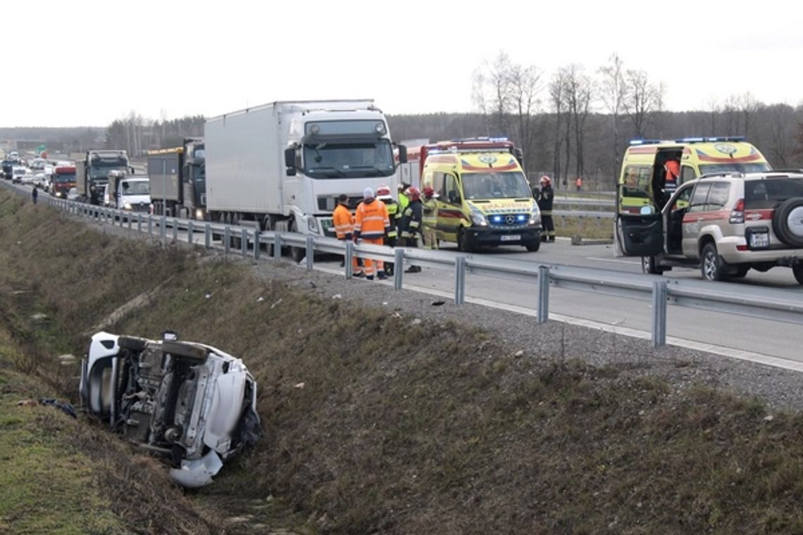 Wypadek na S17 z udziałem trzech aut