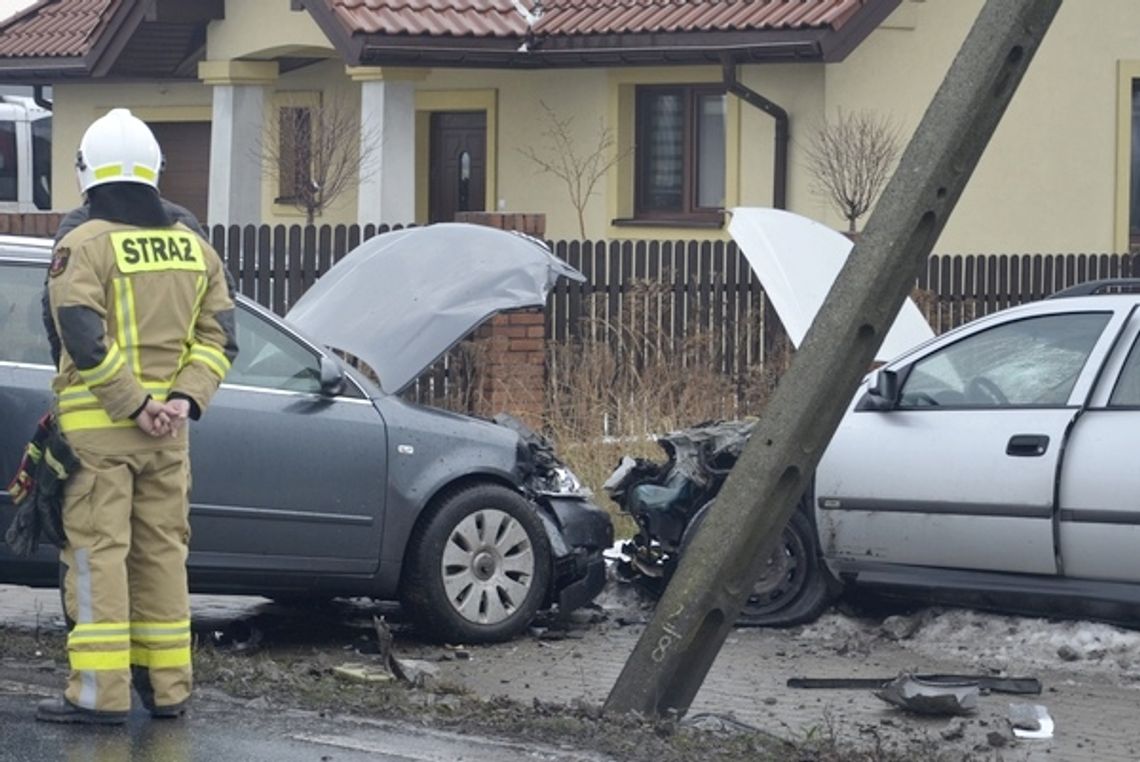 Wypadek na wylotówce. Uszkodzony słup