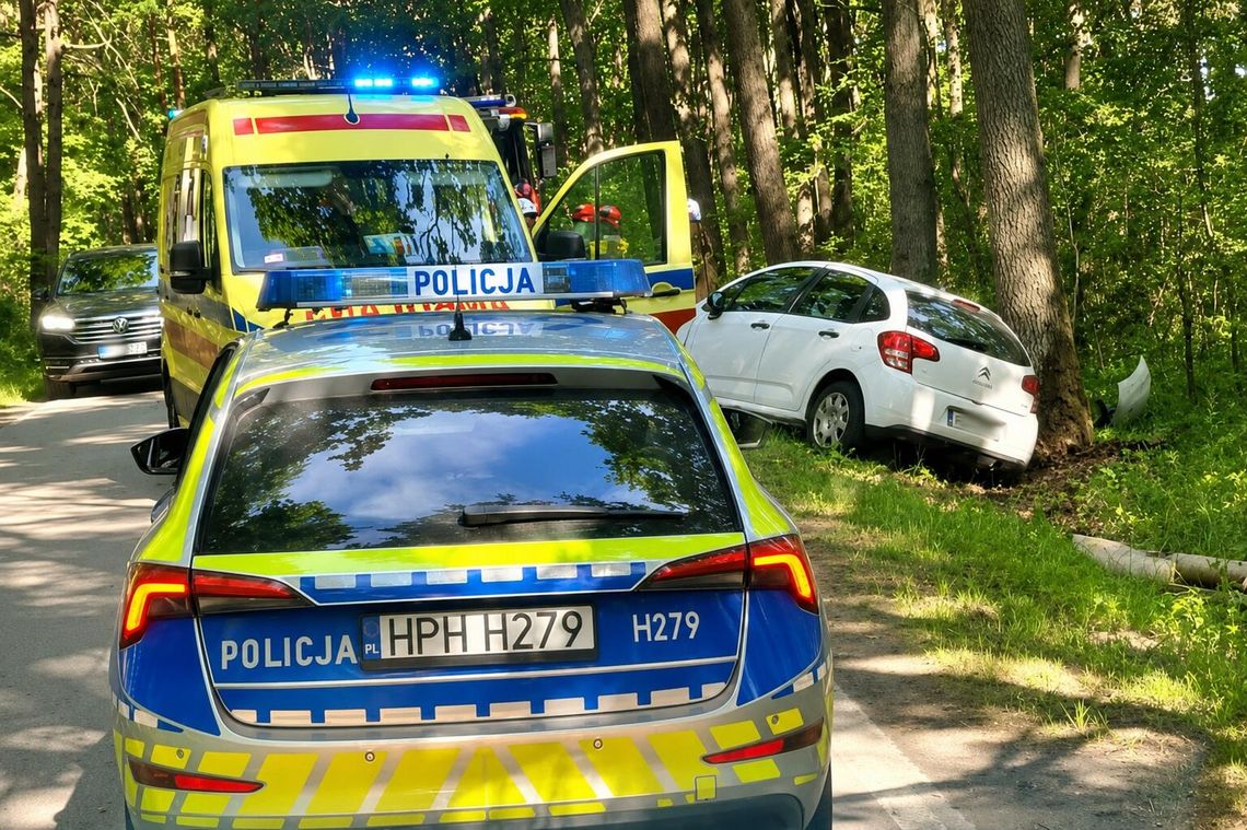 Wypadek podczas wyprzedzania. Auto 19-latki uderzyło w drzewo Wypadek podczas wyprzedzania. Auto 19-latki uderzyło w drzewo
