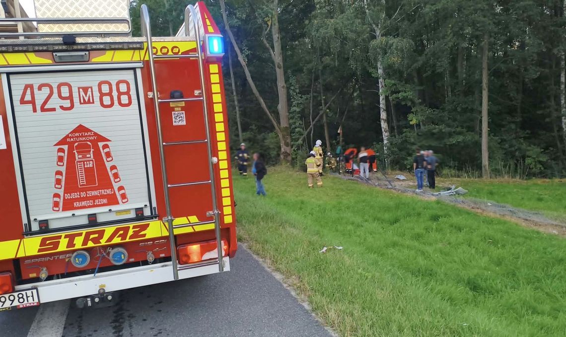 Wypadek w Celejowie. Renault wypadło z drogi i uderzyło w ogrodzenie