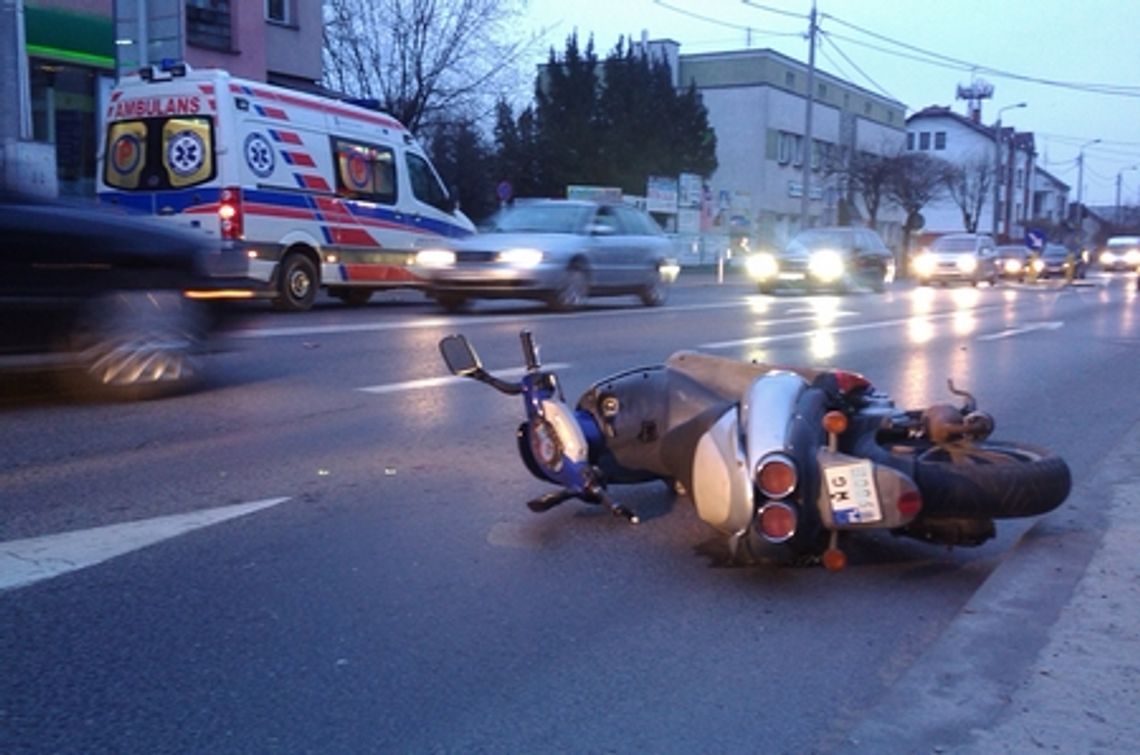 Wypadek w centrum. Ranna motorowerzystka