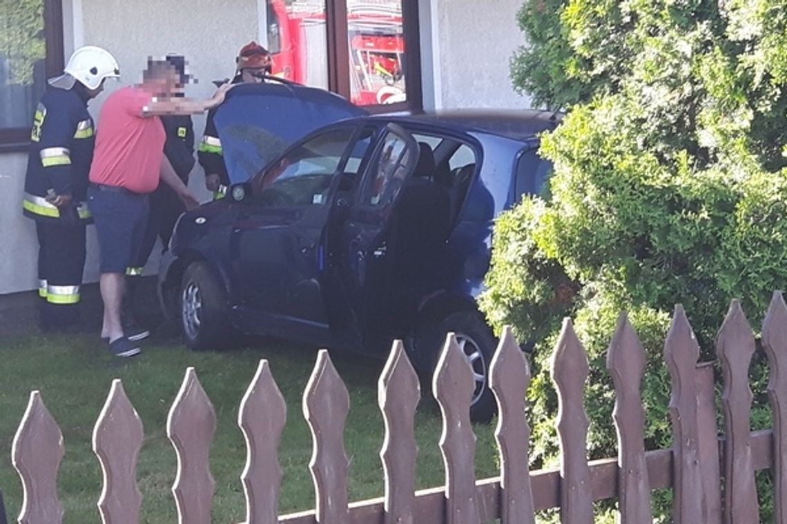 Wypadek w Choinach. Toyota wjechała w dom