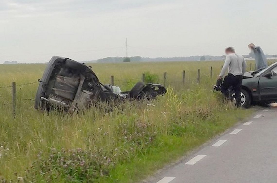 Wypadek w Miętnem. Kierowcę wyciągnęli strażacy