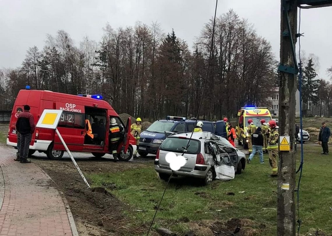 Wypadł z drogi, uderzył w słup i ściął znak drogowy. Nie miał uprawnień i był pijany