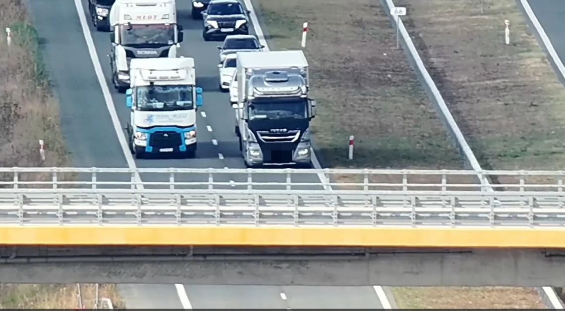 Wyścigi "słoni" w oku drona – policyjna akcja na S17 [wideo]