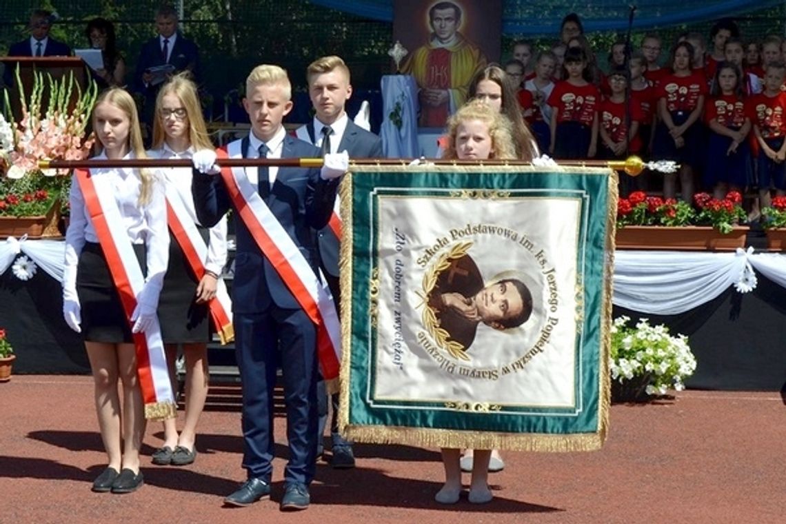 Z ks. Jerzym Popiełuszką na sztandarze