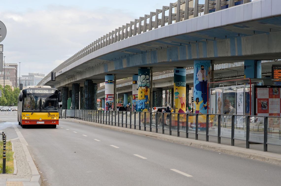 Za kółkiem miejskiego giganta. Dlaczego bycie kierowcą autobusu to dziś jeden z najpewniejszych zawodów?